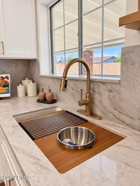 Kitchen - 8922 N 17th Ln, Phoenix, AZ 85021 photo 3 of 4