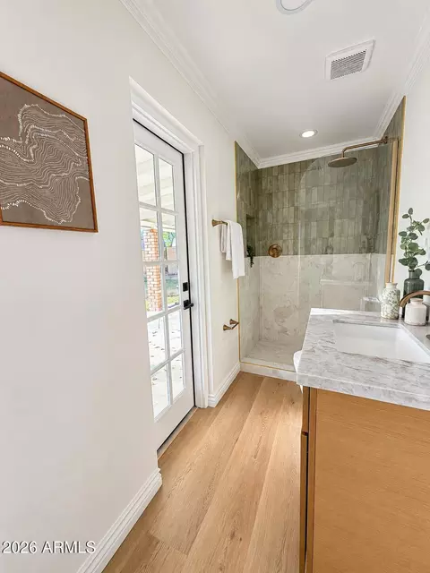 Bath - 8922 N 17th Ln, Phoenix, AZ 85021 photo 5 of 8