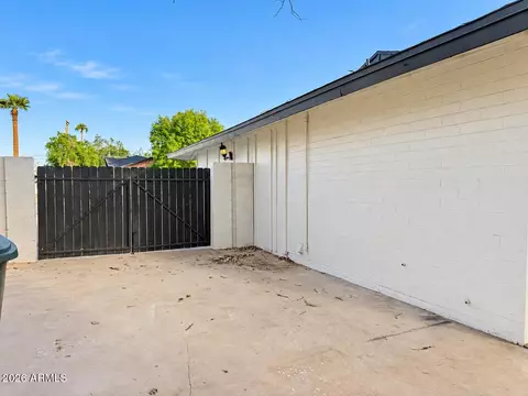 Exterior - 8922 N 17th Ln, Phoenix, AZ 85021 photo 7 of 8