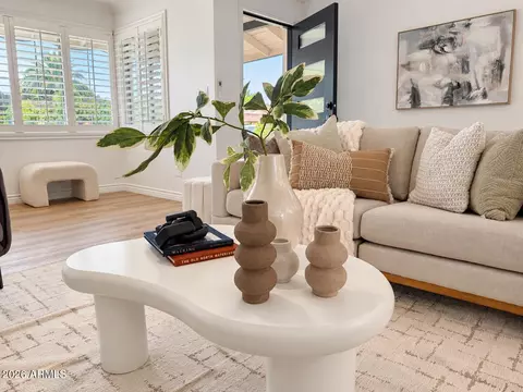 Living - 8922 N 17th Ln, Phoenix, AZ 85021 photo 3 of 3