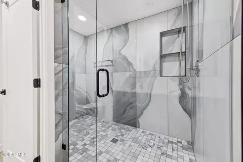 Bath - 1417 W Glenn Dr, Phoenix, AZ 85021 photo 2 of 4