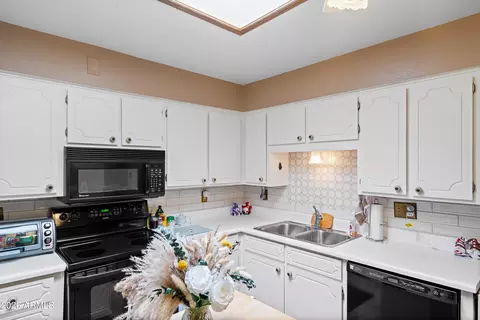 Kitchen - 4501 E Carol Ave, Mesa, AZ 85206 photo 5 of 6