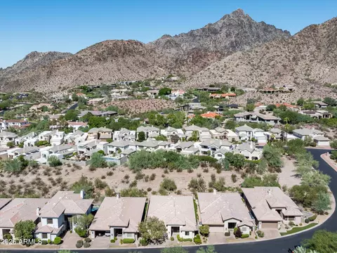 View/Area - 3124 E Squaw Peak Cir, Phoenix, AZ 85016 photo 2 of 2