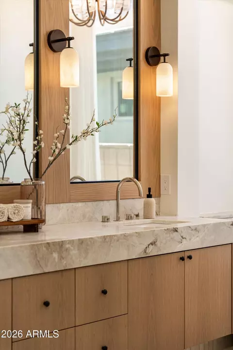 Bath - 3124 E Squaw Peak Cir, Phoenix, AZ 85016 photo 2 of 4