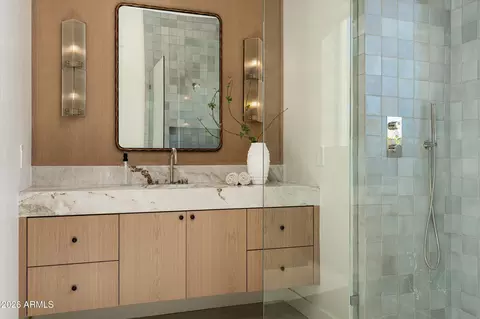Bath - 3124 E Squaw Peak Cir, Phoenix, AZ 85016 photo 3 of 4