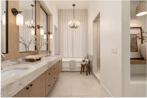 Bath - 3124 E Squaw Peak Cir, Phoenix, AZ 85016 photo 1 of 4
