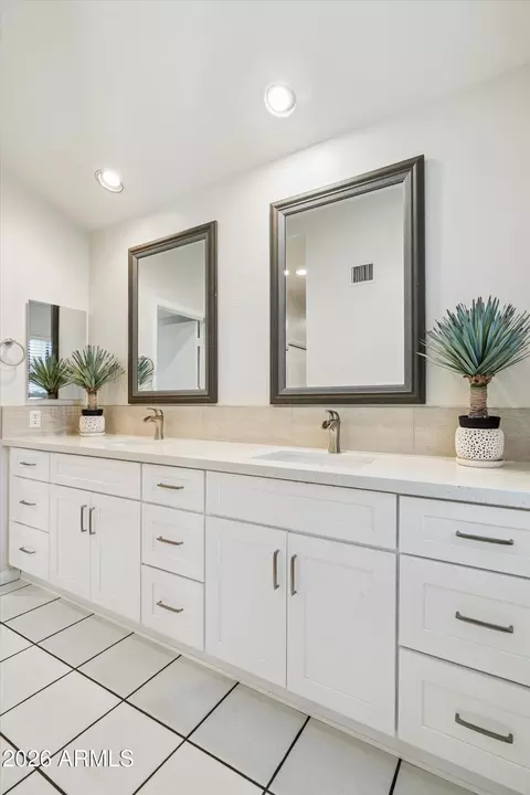Bath - 7348 N 7th Pl, Phoenix, AZ 85020 photo 4 of 10