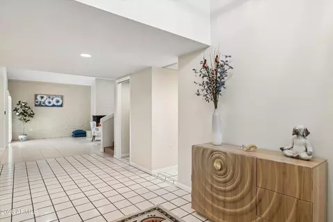 Entry Way - 7348 N 7th Pl, Phoenix, AZ 85020 photo 3 of 6