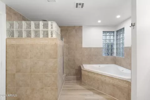 Bath - 3202 E Oregon Ave, Phoenix, AZ 85018 photo 2 of 4