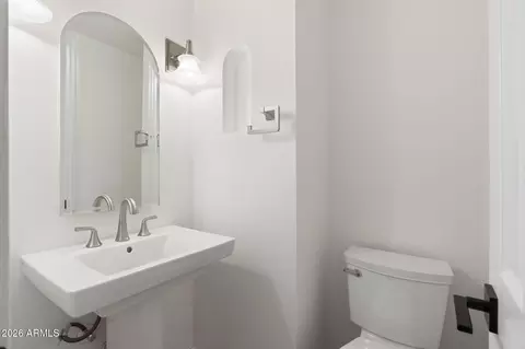 Bath - 3202 E Oregon Ave, Phoenix, AZ 85018 photo 4 of 4