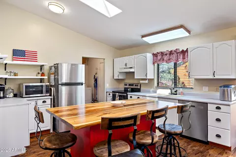 Kitchen - 1992 Red Deer Run, Overgaard, AZ 85933 photo 2 of 4