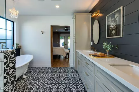Bath - 3443 N 48th Way, Phoenix, AZ 85018 photo 3 of 5