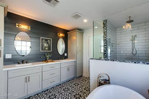 Bath - 3443 N 48th Way, Phoenix, AZ 85018 photo 2 of 5