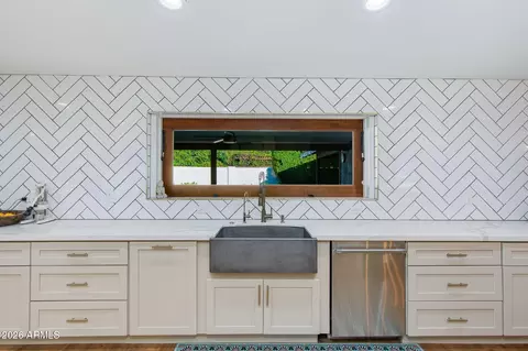Kitchen - 3443 N 48th Way, Phoenix, AZ 85018 photo 6 of 7