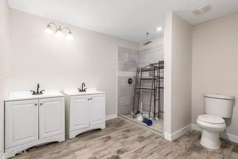 Bath - 914 S 30th Dr, Phoenix, AZ 85009 photo 2 of 4
