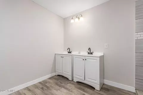Bath - 914 S 30th Dr, Phoenix, AZ 85009 photo 1 of 4
