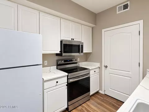 Kitchen - 1701 E Colter St #391, Phoenix, AZ 85016 photo 2 of 3