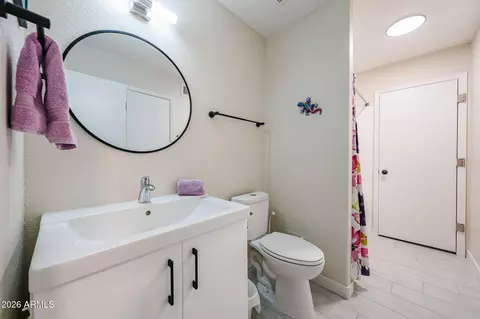 Bath - 918 E Annette Dr, Phoenix, AZ 85022 photo 2 of 5