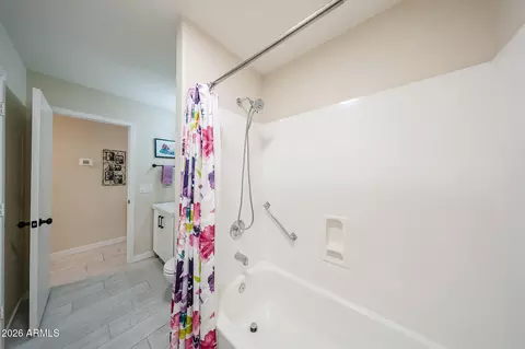 Bath - 918 E Annette Dr, Phoenix, AZ 85022 photo 1 of 5