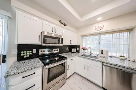 Kitchen - 918 E Annette Dr, Phoenix, AZ 85022 photo 2 of 4