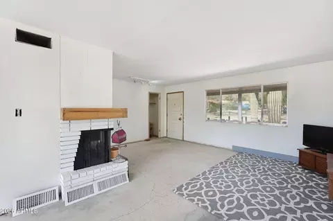 Living - 1701 E Las Palmaritas Dr, Phoenix, AZ 85020 photo 2 of 5