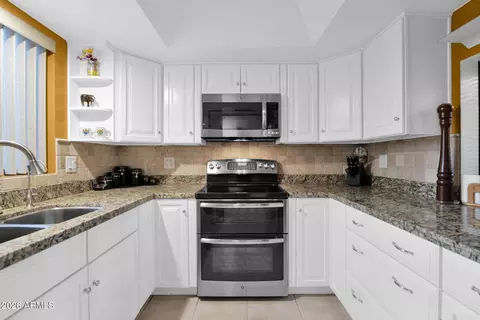 Kitchen - 5812 N 12th St #30, Phoenix, AZ 85014 photo 2 of 4