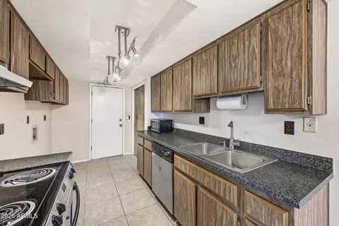 Kitchen - 4815 E Winston Dr #2, Phoenix, AZ 85044 photo 2 of 4