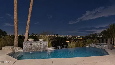 Exterior - 2040 E Vista Ave, Phoenix, AZ 85020 photo 4 of 10