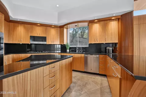 Kitchen - 2040 E Vista Ave, Phoenix, AZ 85020 photo 2 of 3