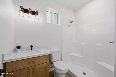 Bath - 170 E Monterey Way, Phoenix, AZ 85012 photo 2 of 3