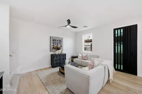 Living - 170 E Monterey Way, Phoenix, AZ 85012 photo 1 of 1