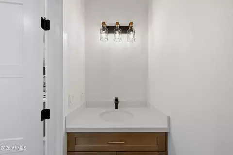 Bath - 170 E Monterey Way, Phoenix, AZ 85012 photo 3 of 3