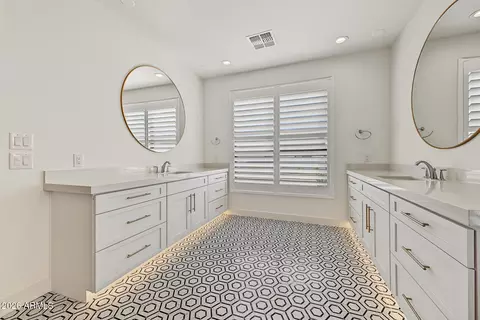Bath - 3849 E Sagebrush St, Gilbert, AZ 85296 photo 3 of 11