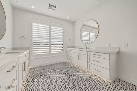 Bath - 3849 E Sagebrush St, Gilbert, AZ 85296 photo 4 of 11
