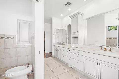 Bath - 1435 E Rancho Dr, Phoenix, AZ 85014 photo 4 of 8