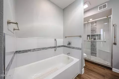 Bath - 1229 E Rowlands Ln, Phoenix, AZ 85022 photo 2 of 6
