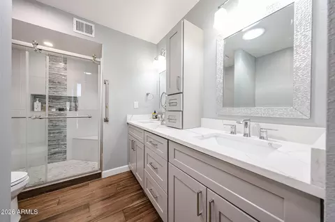 Bath - 1229 E Rowlands Ln, Phoenix, AZ 85022 photo 4 of 6