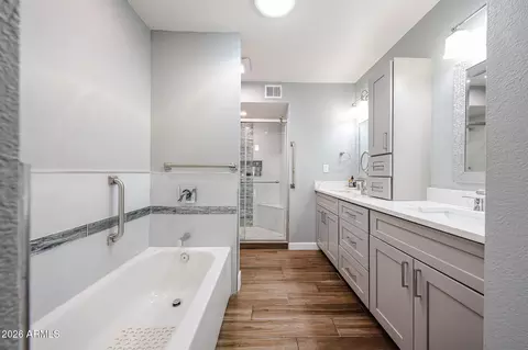 Bath - 1229 E Rowlands Ln, Phoenix, AZ 85022 photo 1 of 6