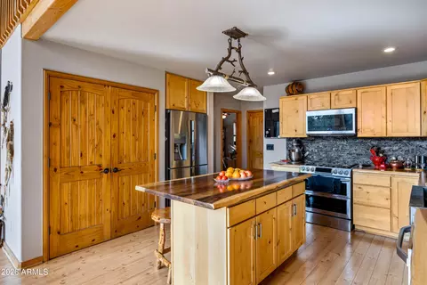 Kitchen - 2228 Eagle Ln, Overgaard, AZ 85933 photo 3 of 4