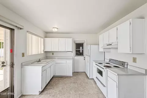 Kitchen - 4313 E Southern Ave, Phoenix, AZ 85042 photo 1 of 2