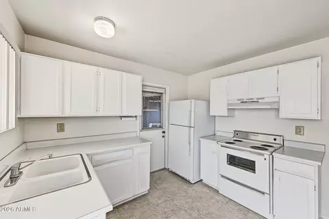 Kitchen - 4313 E Southern Ave, Phoenix, AZ 85042 photo 2 of 2