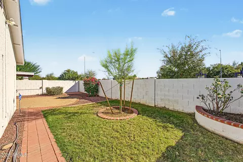 Exterior - 601 W Beverly Ln, Phoenix, AZ 85023 photo 2 of 4