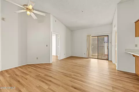 Living - 601 W Beverly Ln, Phoenix, AZ 85023 photo 2 of 7