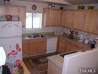 9441 E Lilly Bay Loop, Tucson, AZ 85710 photo 8