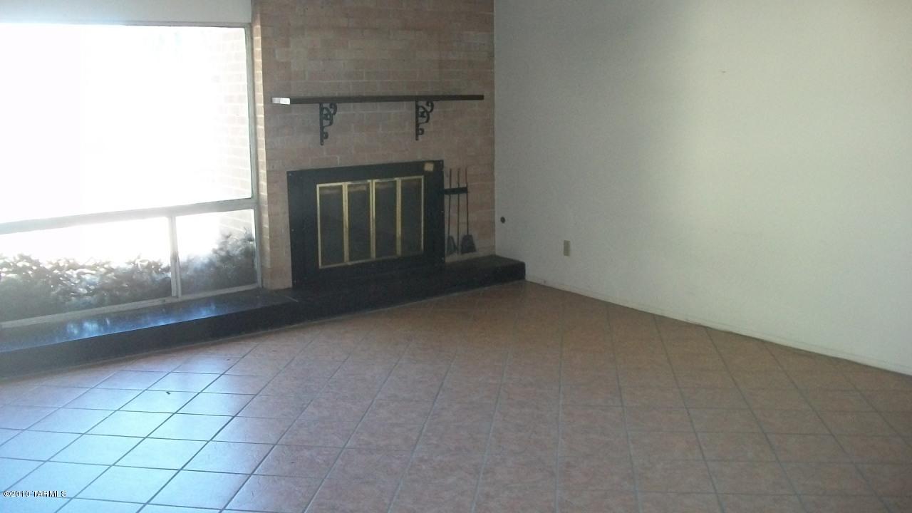 8826 E Cooper, Tucson, AZ 85710 photo 2