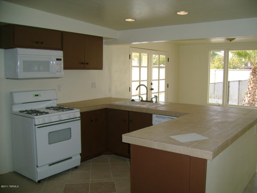 8601 Eli St, Tucson, AZ 85710 photo 3