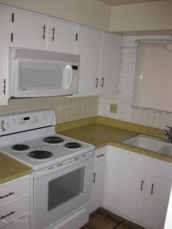 10530 E Observatory Dr, Vail, AZ 85641 photo 2