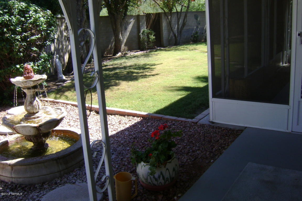 9057 E Maple Leaf Dr, Tucson, AZ 85710 photo 7
