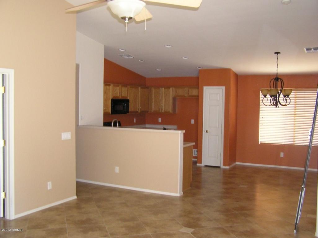 8436 E Sarnoff Ridge Loop, Tucson, AZ 85710 photo 4