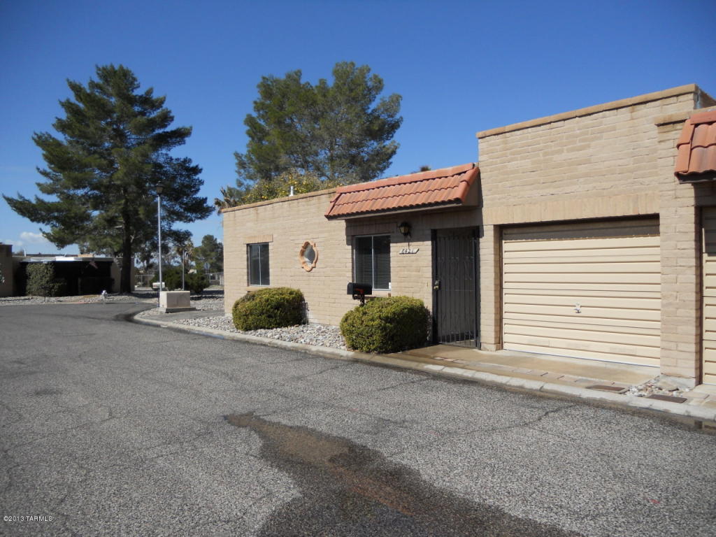 8421 E Brookside Ln, Tucson, AZ 85710 photo 2